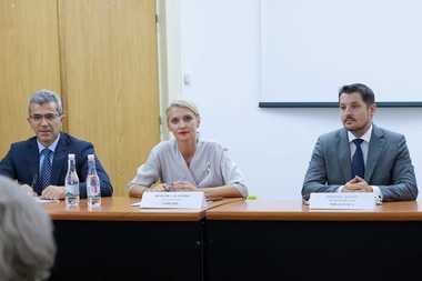 Alina Gorghiu, întâlnire cu reprezentanţii profesiilor liberale din Argeş: Toţi profesioniştii dreptului sunt partenerii noştri de dialog şi trebuie să cunoască cât mai bine direcţiile noastre de acţiune şi perspectivele