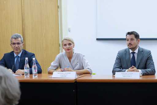 Alina Gorghiu, întâlnire cu reprezentanţii profesiilor liberale din Argeş: Toţi profesioniştii dreptului sunt partenerii noştri de dialog şi trebuie să cunoască cât mai bine direcţiile noastre de acţiune şi perspectivele