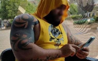 Bărbatul care făcea parte din gruparea ”Scorpionii” şi care a fost prins în Bacău a ajuns în Penitenciarul Bacău întrucât a fost condamnat pentru două infracţiuni comise la un club din Oneşti