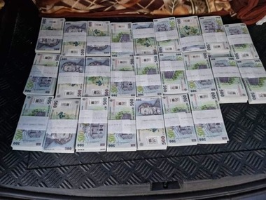 Filmul flagrantului în urma căruia Dumitru Buzatu a fost prins primind mită - Buzatu era cu maşina Consiliului Judeţean. El a primit personal valiza în care se afla mita şi a fost oprit la două ore de la primirea banilor
