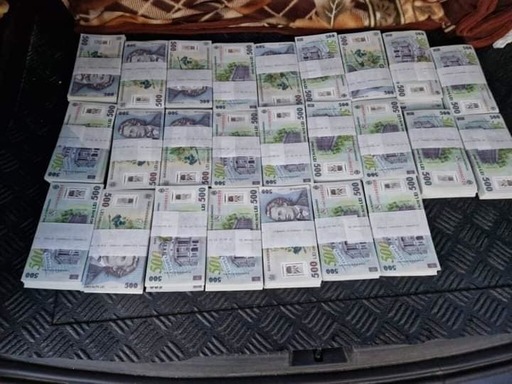 Filmul flagrantului în urma căruia Dumitru Buzatu a fost prins primind mită - Buzatu era cu maşina Consiliului Judeţean. El a primit personal valiza în care se afla mita şi a fost oprit la două ore de la primirea banilor
