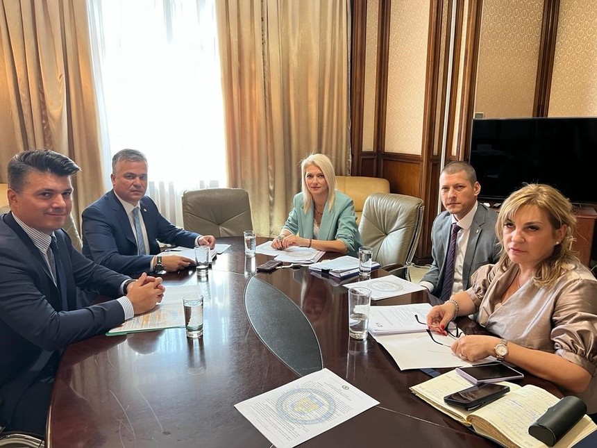 Miniştrii Alina Gorghiu şi Adrian Veştea anunţă cinci sedii moderne de instanţă, până la finalul lui 2023, şi peste 2.000 de locuri noi de detenţie ca urmare a parteneriatului celor două instituţii până în 2025