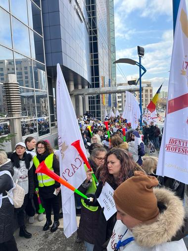 UPDATE - Protest al grefierilor la Înalta Curte de Casaţie şi Justiţie / Peste o mie de persoane au reclamat neplata integrală a salariilor şi lipsa resurselor necesare activităţii instanţelor judecătoreşti / Întâlnire cu condicerea  - FOTO / VIDEO