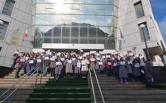 Protest al grefierilor în faţa Curţii de Apel Constanţa - “Muncim pe datorie, ruşine să vă fie” - FOTO / VIDEO