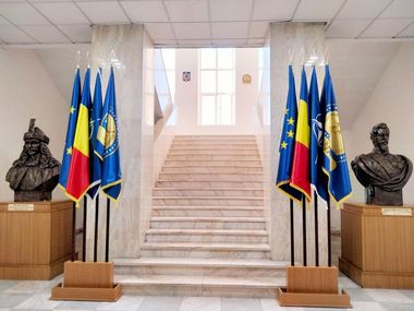 Fost primar dintr-o comună din Alba, trimis în judecată pentru abuz în serviciu - Timp de şapte luni ar fi trimis angajaţi ai primăriei, cu utilajele instituţiei, să facă lucrări la imobile care-i aparţineau / Alte fapte de care-l acuză procurorii