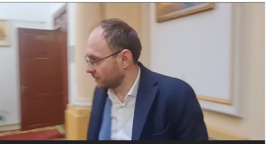 UPDATE - Primarul municipiului Botoşani, Cosmin Andrei (PSD), plasat sub control judiciar pentru 60 de zile. E acuzat că a dat lista cu subiecte unei candidate la un post scos la concurs de Primărie / Biroul său a fost percheziţionat
