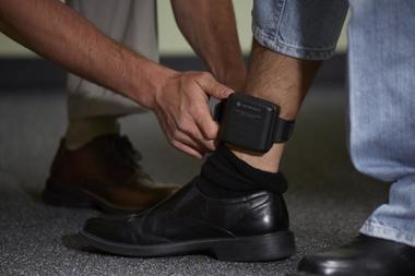 Ministrul Justiţiei a anunţat că persoanele urmărite penal sau condamnate în prima instanţă ar putea fi monitorizate cu brăţări electronice 