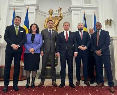 Directorul FBI, vizită în România – S-a întâlnit cu procurorul general, cu procurori-şefi de la DIICOT şi DNA, dar şi cu reprezentanţi ai Ministerului Justiţiei / S-a discutat despre combaterea infracţiunilor de spălare de bani şi cybercrime