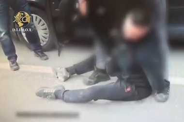 Braşov: Două persoane prinse în flagrant de procurorii DIICOT, cu un kg de canabis şi 150 grame de cocaină pe care voiau să le vândă pentru suma de 15.000 euro / Inculpaţii, arestaţi preventiv - VIDEO
