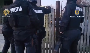 Dâmboviţa: Trei persoane reţinute de procurori pentru introducerea de cocaină şi canabis, din Spania / Ei au ascuns drogurile printre alimente şi haine, folosind o firmă de coletărie - VIDEO