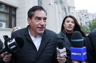 UPDATE - Fostul premier Petre Roman şi fostul vicepremier Gelu Voican Voiculescu, la Parchetul General pentru a fi audiat în dosarul mineriadei din 1990 - FOTO
