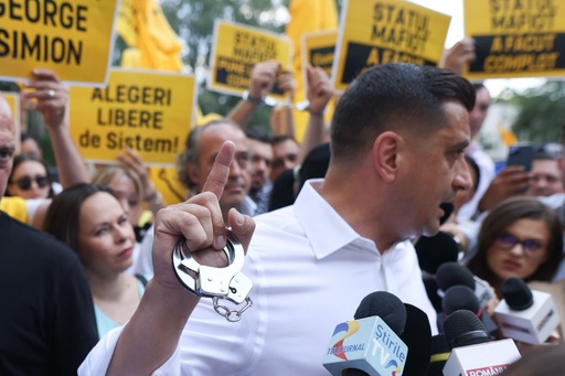 George Simion s-a dus la Parchetul General cu o pereche de cătuşe şi cere să fie audiat, într-o transmisie live pe reţelele de socializare: Ce fac? Mă leg singur? / Liderul AUR ameninţă că intră în greva foamei, dacă nu e primit