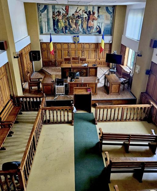 Numărul de judecători care activează în tribunale a scăzut cu 15% în ultimii trei ani. Tribunalele Ilfov, Galaţi şi Prahova au cel mai mare număr de dosare de soluţionat pe judecător, toate trei confruntându-se cu deficit


