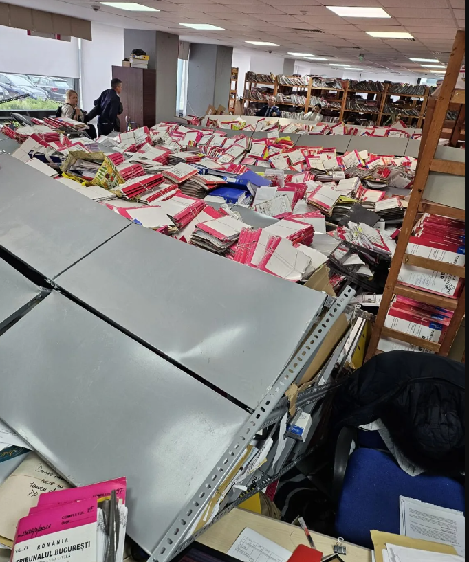 Grefieră de la Tribunalul Bucureşti, rănită după ce au căzut peste ea rafturi din arhivă / Sindicalişti: Multe instanţe şi unităţi de parchet nu respectă condiţii minime de securitate şi sănătate în muncă

