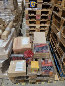 Peste 2,2 tone de obiecte pirotehnice interzise, confiscate de poliţişti. Petardele, bateriile de artificii şi rachetele, expediate din Cehia, au fost găsite în depozitul unei firme de curierat din Borş. Marfa urma să fie vândută în toată România