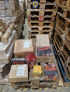 Peste 2,2 tone de obiecte pirotehnice interzise, confiscate de poliţişti. Petardele, bateriile de artificii şi rachetele, expediate din Cehia, au fost găsite în depozitul unei firme de curierat din Borş. Marfa urma să fie vândută în toată România