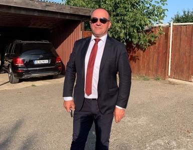 Fost primar arestat pentru că ar fi sechestrat la ferma sa şase persoane aflate în situaţii dificile pe care le-ar fi forţat să muncească a fost trimis în judecată/ Una dintre victime a fost bătută crunt