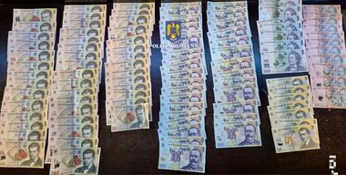 Cei patru cămătari din Târgovişte care ar fi şantajat şi ameninţat un bărbat căruia îi percepeau comisioane şi de 100% au fost reţinuţi/ Ce au găsit poliţiştii la percheziţiile făcute la locuinţele presupuşilor infractori