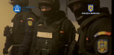 UPDATE - Percheziţii ale poliţiştilor bucureşteni într-un dosar penal de şantaj şi înşelăciune, cu prejudiciu de 700.000 de euro/ Timp de şapte ani, un bărbat ar fi fost ameninţat de un altul să-i dea diverse sume de bani / Inculpatul, arestat  - VIDEO
