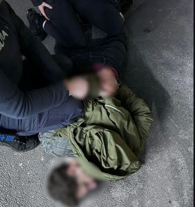 UPDATE Un străin recalcitrant a provocat scandal, a spart un geam şi a distrus bunuri dintr-o sucursală bancară din Sectorul 6 al Capitalei/ Bărbatul a fost reţinut pentru 24 de ore - FOTO