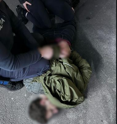 UPDATE Un străin recalcitrant a provocat scandal, a spart un geam şi a distrus bunuri dintr-o sucursală bancară din Sectorul 6 al Capitalei/ Bărbatul a fost reţinut pentru 24 de ore - FOTO