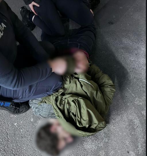 UPDATE Un străin recalcitrant a provocat scandal, a spart un geam şi a distrus bunuri dintr-o sucursală bancară din Sectorul 6 al Capitalei/ Bărbatul a fost reţinut pentru 24 de ore - FOTO