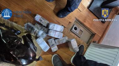 Zeci de arme letale, încărcătoare, grenade, lansatoare, dar şi zeci de kilograme de aur şi sume impresionante de bani, găsite la percheziţiile făcute miercuri la apropiaţii lui Călin Georgescu
