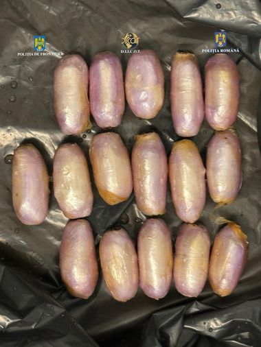 Brazilian prins de poliţişti pe Aeroportul Henri Coandă cu caşete de cocaină în stomac şi cu pachete conţinând acelaşi drog de mare risc lipite cu bandă adezivă de picioare/ Traficantul a fost arestat preventiv FOTO