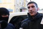 Omul de afaceri Bogdan Peşchir, adus de la Braşov la audieri în Capitală, în dosarul privind coruperea alegătorilor/ El a fost obligat de poliţist să-şi scoată masca, şapca şi ochelarii de soare pentru a putea fi identificat / El a fost reţinut - FOTO