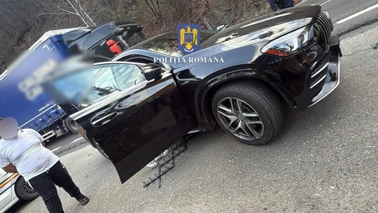 Şofer cu permisul suspendat şi aflat sub influenţa drogurilor, oprit în trafic cu dispozitivul Spike de oprire forţată/ Bărbatul a fost reţinut pentru 24 de ore FOTO