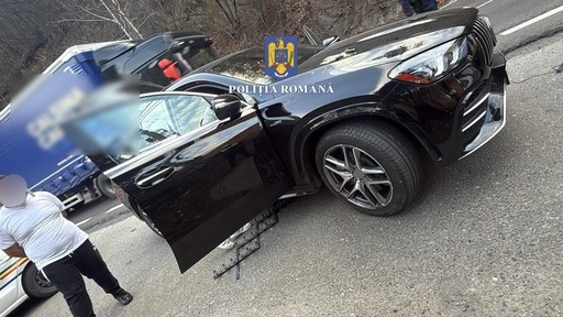 Şofer cu permisul suspendat şi aflat sub influenţa drogurilor, oprit în trafic cu dispozitivul Spike de oprire forţată/ Bărbatul a fost reţinut pentru 24 de ore FOTO