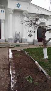 Tânărul de 18 ani care a vandalizat morminte şi monumente din Cimitirul Evreiesc din Bacău, plasat sub control judiciar / Care sunt acuzaţiile care i se aduc