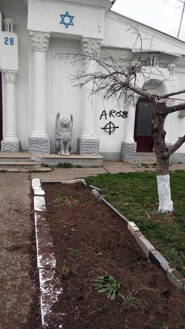 Tânărul de 18 ani care a vandalizat morminte şi monumente din Cimitirul Evreiesc din Bacău, plasat sub control judiciar / Care sunt acuzaţiile care i se aduc