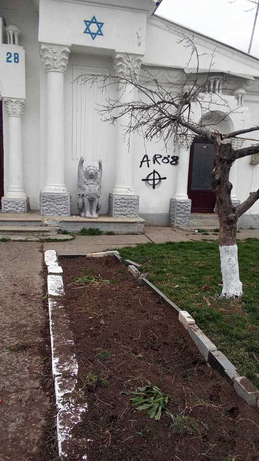 Tânărul de 18 ani care a vandalizat morminte şi monumente din Cimitirul Evreiesc din Bacău, plasat sub control judiciar / Care sunt acuzaţiile care i se aduc