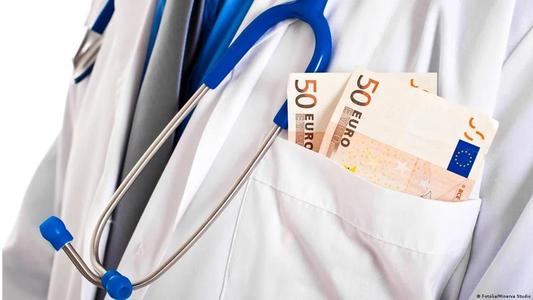 Medici primari de la Spitalul Clinic de Recuperare Medicală Băile Felix, plasaţi sub control judiciar pentru luare de mită în formă continuată/ La percheziţii, au fost găsite sume „consistente”  