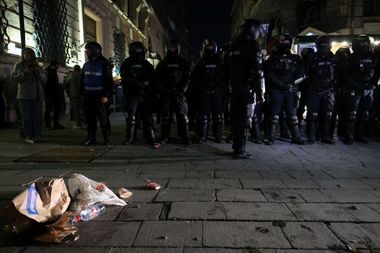 Percheziţii în Bucureşti şi Ilfov, în cazul violenţelor din 9 martie, din faţa sediului Biroului Electoral Central, soldate cu rănirea unor jandarmi şi cu distrugeri/ Patru suspecţi, audiaţi la Parchetul Tribunalului Bucureşti