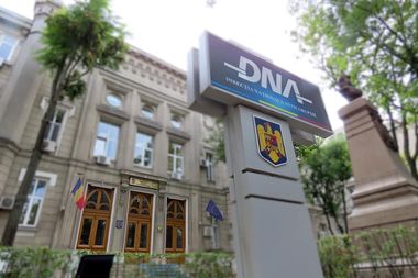 Acorduri de recunoaştere a vinovăţiei încheiate cu procurorii DNA de managerul de operaţiuni responsabil de curieri al unei firme de livrări la domiciliu, cercetat pentru luare de mită, şi reprezentantul unei societăţi, acuzat de dare de mită