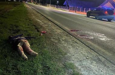 Şase adolescenţi au înscenat un accident lăsând pe marginea unui drum din judeţul Valui un manechin din paie stropit cu vopsea roşie/ După farsa macabră s-au ales cu dosar penal