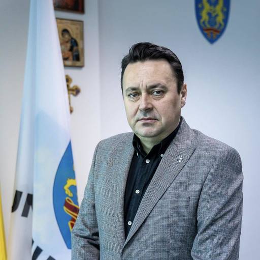 Fostul primar al Ploieştiului Andrei Volosevici, trimis în judecată pentru uzurparea funcţiei, ultraj şi purtare abuzivă. În acelaşi dosar va fi judecat şi un jurnalist, acuzat de trafic de influenţă