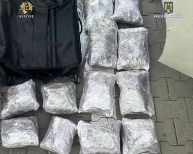 Hunedoara: Bărbat arestat preventiv după ce a adus în ţară peste 6,5 kilograme de canabis într-un troler