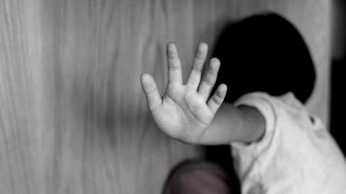 Cluj: Profesoară acuzată de purtare abuzivă, după ce a tras-o de păr, a trântit-o pe un scaun şi a jignit-o pe o elevă de-a sa, făcând referire la nivelul de inteligenţă. statutul social şi aspectul acesteia