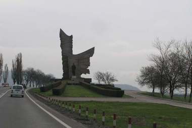CJ Arad, plângere penală împotriva unei persoane care susţine că autorităţile judeţene vor demola Monumentul Eroilor de la Păuliş: „E momentul să luăm atitudine împotriva falsului promovat cu orice mijloace de persoane care mint doar ca să facă rău”