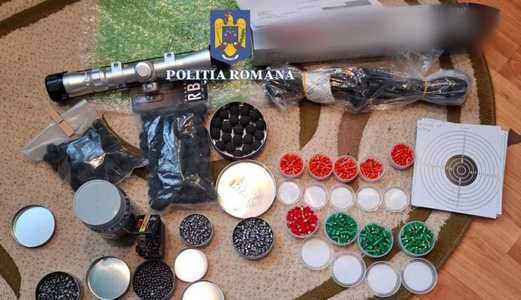 Percheziţii în Lupeni, Petroşani şi Petrila, într-un dosar vizând persoane bănuite de nerespectarea regimului armelor şi muniţiilor şi uz de armă fără drept/ Arme, muniţie şi materii explozive ridicate de poliţişti FOTO