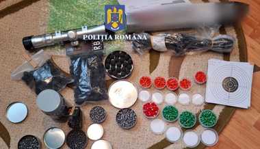 Percheziţii în Lupeni, Petroşani şi Petrila, într-un dosar vizând persoane bănuite de nerespectarea regimului armelor şi muniţiilor şi uz de armă fără drept/ Arme, muniţie şi materii explozive ridicate de poliţişti FOTO