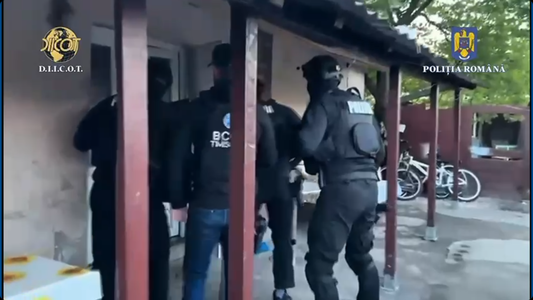 Presupuşi traficanţi de droguri, reţinuţi la Arad/ Aceştia ar fi vândut unor consumatori diferite cantităţi de canabis, rezină de canabis şi substanţe cristaline 4CMC şi 2MMC/ Ce au găsit poliţiştii la percheziţii
