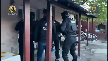 Presupuşi traficanţi de droguri, reţinuţi la Arad/ Aceştia ar fi vândut unor consumatori diferite cantităţi de canabis, rezină de canabis şi substanţe cristaline 4CMC şi 2MMC/ Ce au găsit poliţiştii la percheziţii