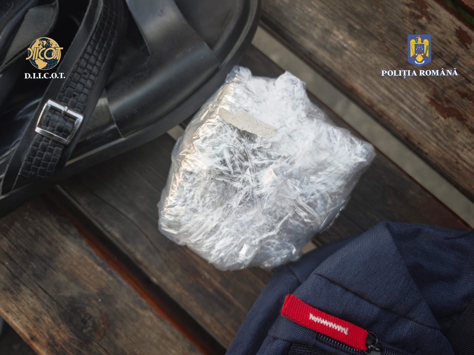 Doi bărbaţi şi o femeie, reţinuţi pentru trafic de droguri de mare risc/ Unul dintre bărbaţi a fost prins în flagrant cu peste 1,3 kilograme de cocaină, într-un colet sosit din Olanda cu o cursă de transport persoane