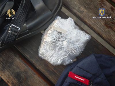 Doi bărbaţi şi o femeie, reţinuţi pentru trafic de droguri de mare risc/ Unul dintre bărbaţi a fost prins în flagrant cu peste 1,3 kilograme de cocaină, într-un colet sosit din Olanda cu o cursă de transport persoane