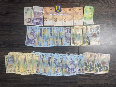 Cinci reţinuţi, în dosarul de camătă şi şantaj în care au fost făcute zeci de percheziţii şi audieri/ Poliţiştii au prins în flagrant patru persoane în timp ce primeau dobândă în valoare totală de 41.000 de lei de la cei împrumutaţi