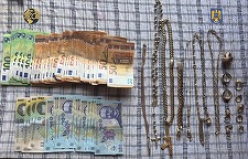 Reţea de proxenetism, destructurată de poliţişti/ Membrii grupării sunt acuzaţi că timp de opt ani au trimis 20 de tinere să se prostitueze în Italia, Germania, Franţa,  Marea Britanie şi România. Zece presupuşi proxeneţi au fost reţinuţi